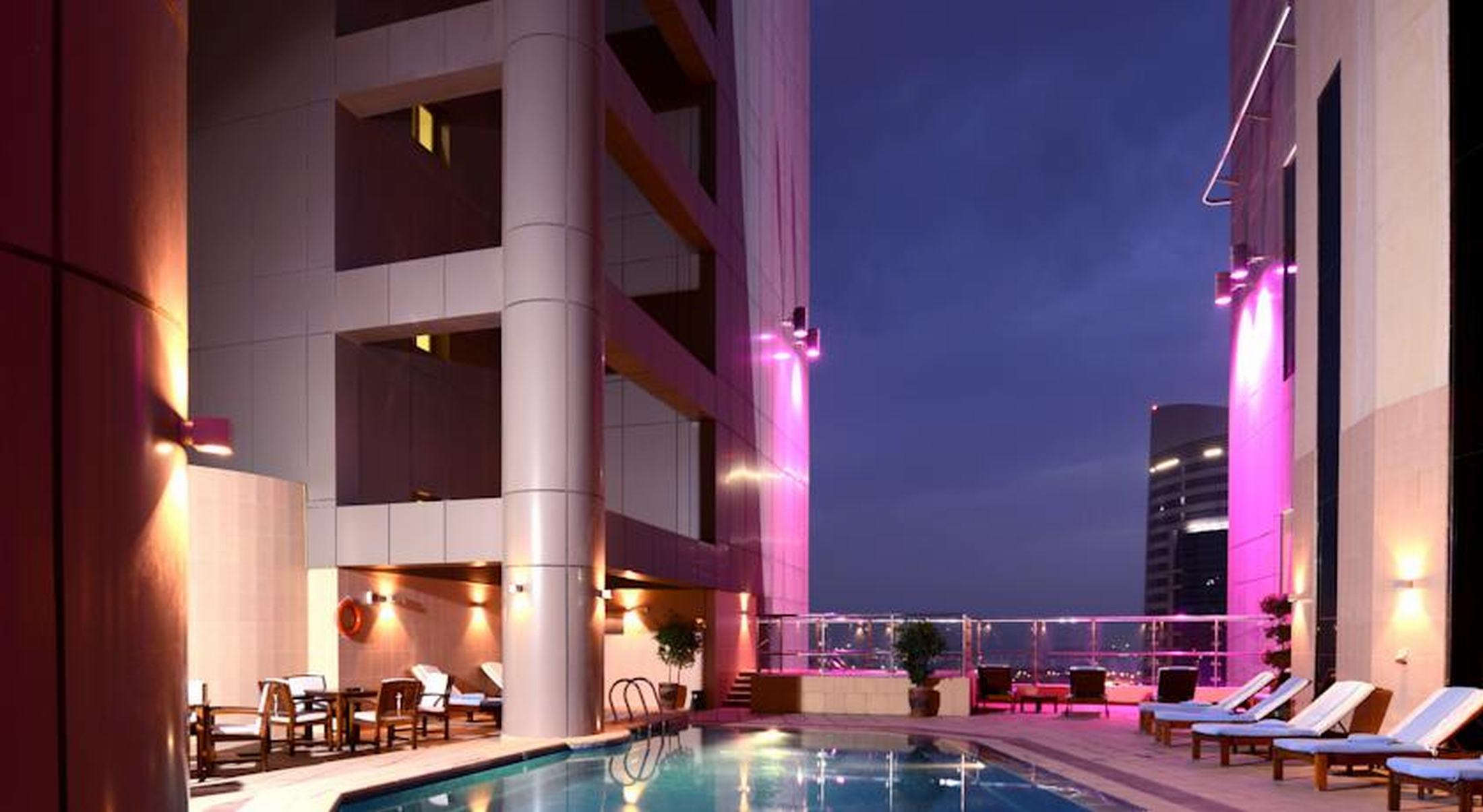 Grand Millennium Dubai Hotel Exterior foto The pool at the rooftop bar